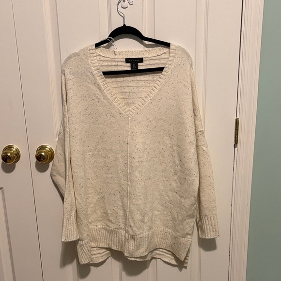 Tahari Sweaters - Tahari Speckled Cream V-Neck Oversized Sweater